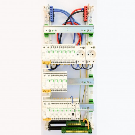 Tableau électrique neuf, câblage et disjoncteurs installés proprement