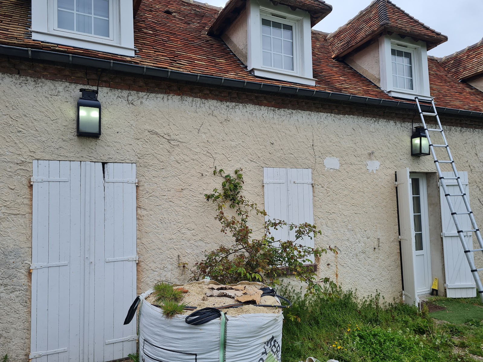 Éclairage extérieur installé en façade d'une maison à Gisors, intervention Paracini Électricité