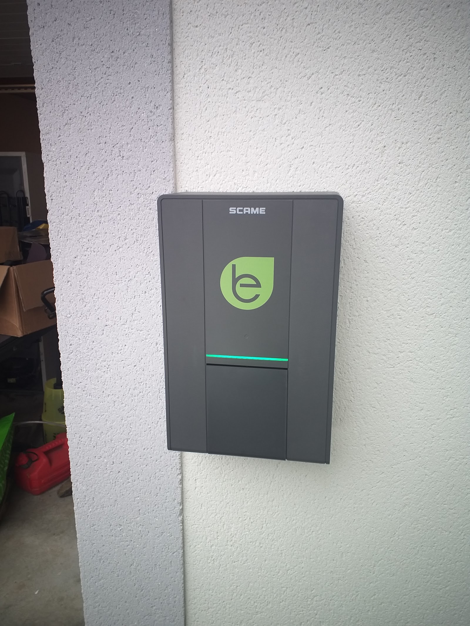 Borne de recharge pour véhicule électrique installée en façade